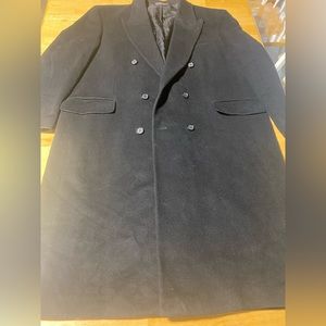 Abrigo de caballero forrado en color negro. marca ralph lauren